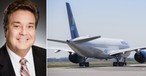 ALC-Chef John Plueger und ein Airbus A350, den die Airline World 2 Fly von der Air Lease Corporation mietet.