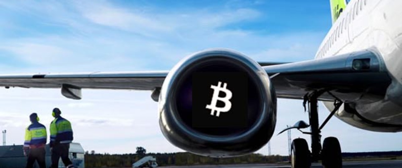 Flieger von Air Baltic, Bitcoin-Logo: Neues Zahlungsmittel.