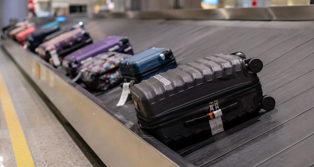 Koffer auf dem Gepäckband am Flughafen: immer seltener warten Reisende vergebens.