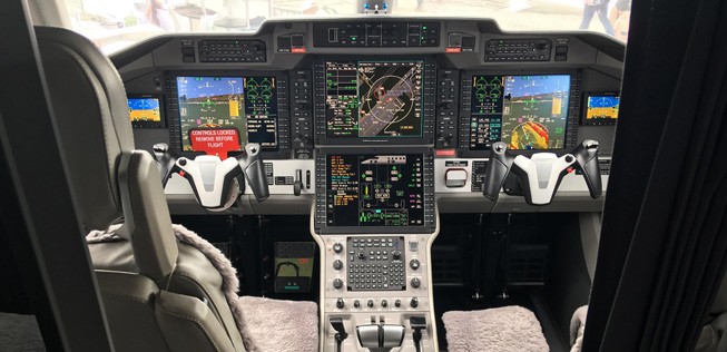 ... schließlich ins Cockpit, ausgestattet mit Technik von Honeywell.