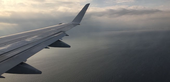 Die Embraer E170 flog wegen tief hängender Wolken auf rund 1000 Meter Höhe über den Bodensee (hier auf dem Rückflug).