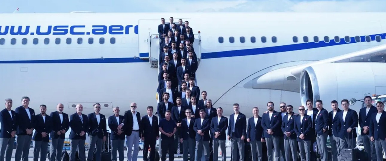 Das iranische Nationalteam vor dem Flugzeug von USC: Reise zur WM nach Mexiko.