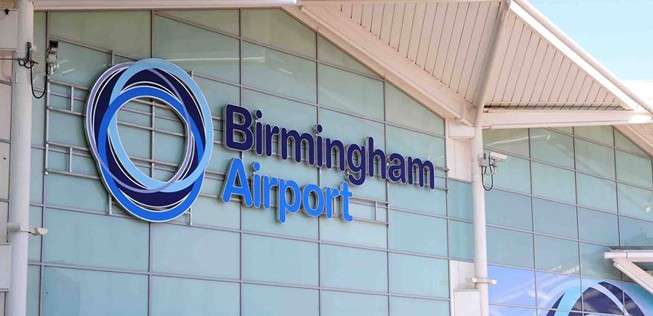 Deutlich besser, Platz 3: Birmingham (BHX), 10 km entfernt, erreichbar mit Virgin Trains (Zug) in 9 Minuten für 4 Euro.