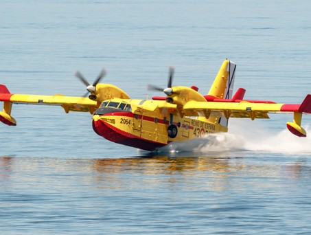Canadair CL-415 beim Wasser tanken: Das Flugzeug ist Teil des EU-Katastrophenschutzes.