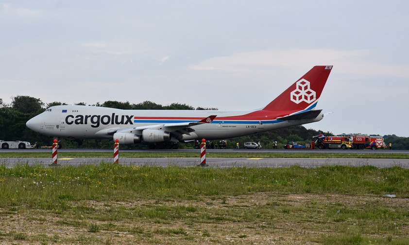 Die Boeing 747 blieb nach dem Zwischenfall auf der Piste stehen.