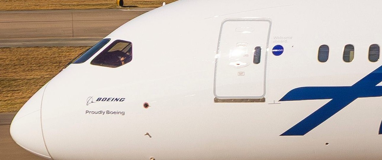 Nase von Alaska Airlines erstem Dreamliner: Proudly Boeing.