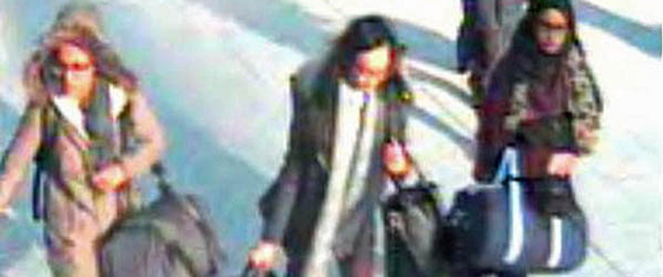 Britische Teenager am Flughafen Gatwick: Wie diese drei Mädchen sollen nicht weitere junge Menschen nach Syrien reisen können, um sich der Terrororganisation IS anschliessen zu können.