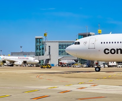 Flughafen Düsseldorf Vorfeld im Sommer