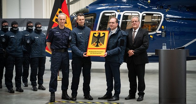 Bundesinnenminister Alexander Dobrindt (Mitte) bei der Indienststellung der neuen Drohnenabwehreinheit: An acht Flughäfen werden Detektionsanlagen installiert