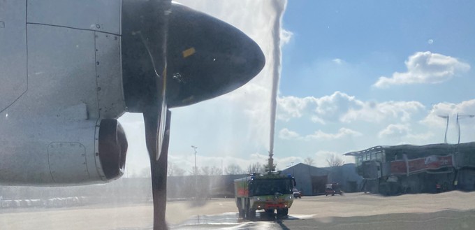 Zur Premiere gab es die obligatorische Wasserfontäne von der Feuerwehr.