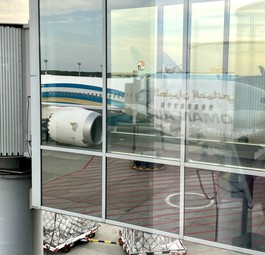 Spiegelbild: Die Boeing 787-9 von Oman Air am Flughafen Frankfurt.