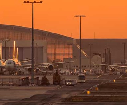 Cargo City Süd in Frankfurt bei Sonnenuntergang.