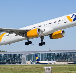 Boeing 757-300 mit dem Kennzeichen UR-AZO: War einst die D-ABOR.