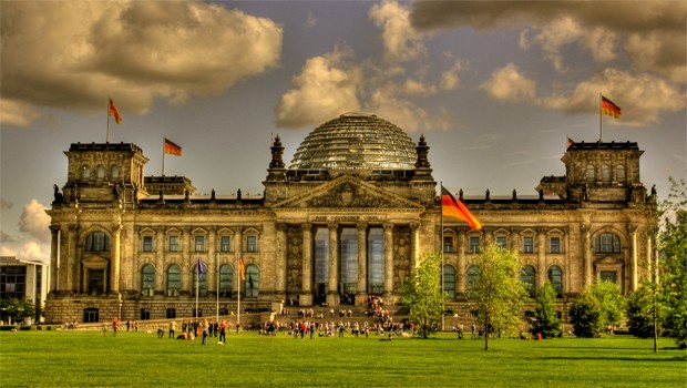 Bundestag in Berlin: Sparen bei den Flügen.