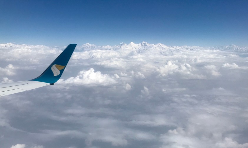 Blick aus einem Fenster einer Boeing 737 von Oman Air: Engere Zusammenarbeit mit Lufthansa.
