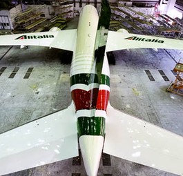 Boeing 777 von Alitalia im Hangar: Die Langstrecken machen die Airline interessant.