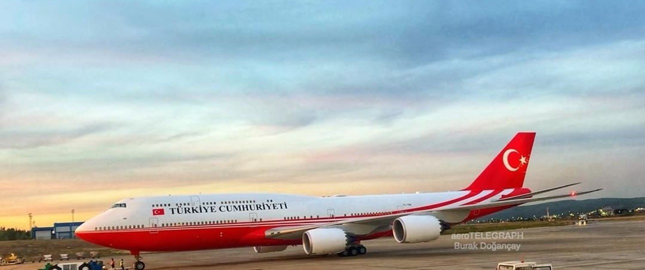 Elegant in Rot und Weiß kommt die Boeing 747-8 jetzt daher.