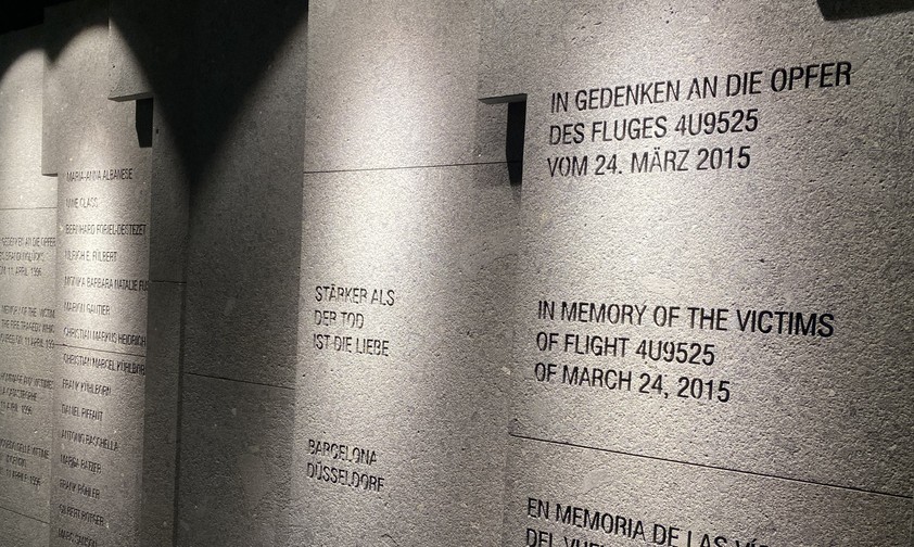 Gedenktafel am Flughafen Düsseldorf: «Stärker als der Tod ist die Liebe». 