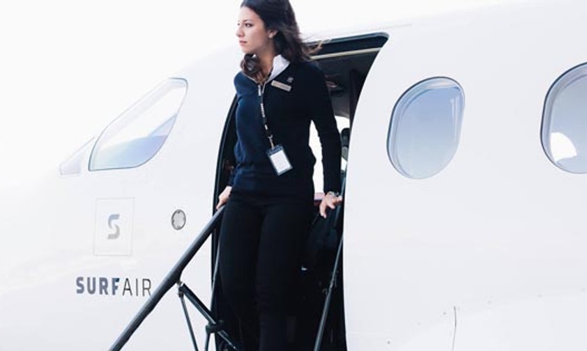 Mitarbeiterin von Surf Air: Die Fluglinie bedient nun auch Samedan/St. Moritz.