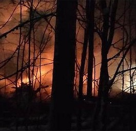 Feuer an der Abstruzstelle: Keiner hat das Unglück überlebt.