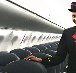 Flugbegleiterin von LAM: Die Airline versinkt im Chaos.