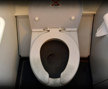 Toilette im Flugzeug: Abwässer werden nach Bedarf abgepumpt.