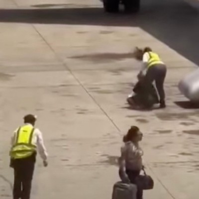Reisende mit Handgepäck: Bei der Evakuierung muss es im Flugzeug bleiben.