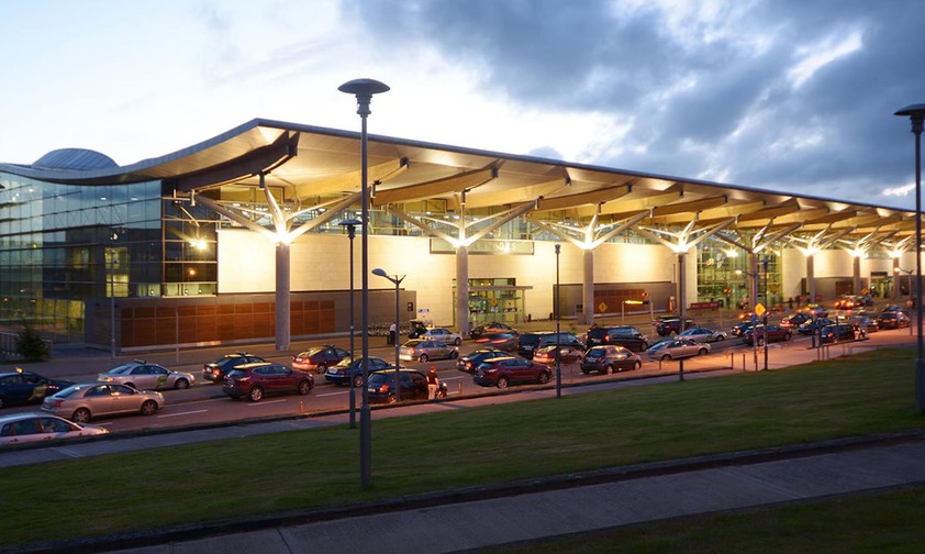 In der Kategorie «Unter 5 Millionen Passagiere» heißt der Sieger Cork Airport. Die Jury lobt den irischen Flughafen für die gute Unterstützung von Passagieren mit Behinderung und für Sicherheitsmaßnahmen wie etwa eine Drohnen-Aufklärungskampagne. Auch Investitionen in Gastronomie mit lokalen Produkten, der Ausbau des Streckennetzes und die hohe Pünktlichkeit trugen zum Sieg bei.