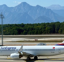 Rang 30 und damit der letzte Platz: Am Flughafen Antalya kamen zwischen Juni und August 2024 laut Eurocontrol nur 39 Prozent der Flüge pünktlich an. Das war ein Minus von 13 Prozentpunkten im Vergleich zum Vorjahreszeitraum.