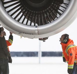 Inspektion eines Triebwerks vom Typ PW1100G: Pratt &amp; Whitney erklärt, man arbeite an der Behebung des neuen Problems.