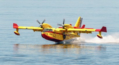 Canadair CL-415 beim Wasser tanken: Das Flugzeug ist Teil des EU-Katastrophenschutzes.