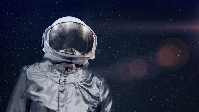 Die Covid-19-Pandemie habe den Betrieb stark beeinträchtigt, und für die meisten Ziele würden derzeit Reisebeschränkungen gelten. Um dem Reisewunsch der Kunden nachzukommen, nehme man Flüge zum Mars auf, so Finnair. Dazu baue man zwei Airbus A350 zu Space Shuttles um. Sie seien «dank ihrer leichten Verbundwerkstoffe und der ausgefeilten Aerodynamik gut für extraterrestrische Reisen geeignet».