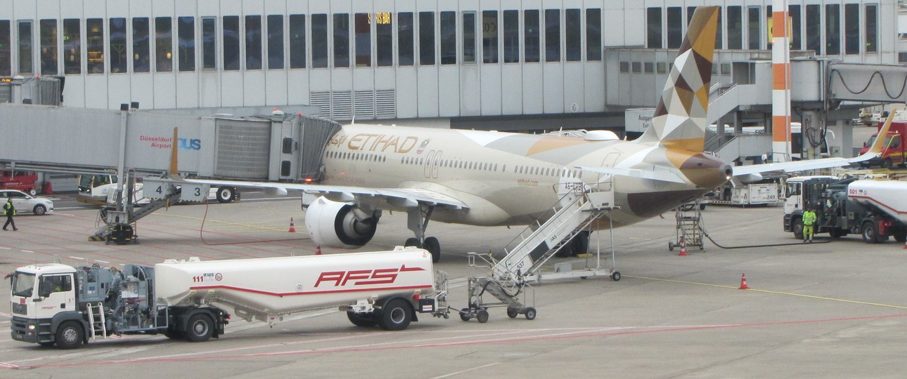 Airbus A321 LR von Etihad in Düsseldorf (Archivbild): Einer dieser Jets ist aktuell an dem Flughafen gestrandet.