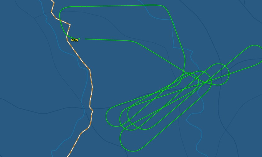 Flug FR7712 vom 16. August bei Flight Aware: Die grüne Linie zeigt den Flugverlauf, die gestrichelte Linie ist die deutsch-niederländische Grenze.
