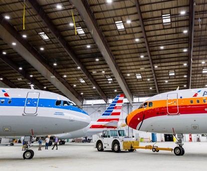 Ein Airbus A321 in Piedmont-Airlines-Bemalung (links) und einer in den Farben von PSA Airlines.