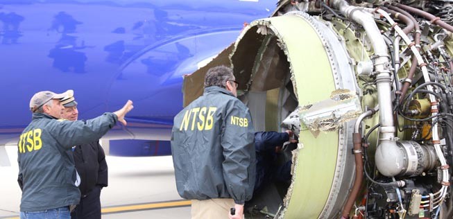 Umgehend hat das Expertenteam des NTSB das Triebwerk der Boeing 737-700 inspiziert.