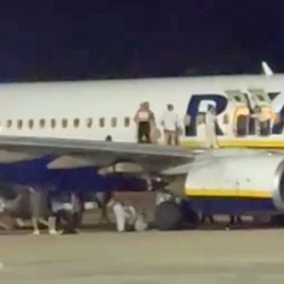 Passagiere auf der rechten Tragfläche: Sprangen aufs Vorfeld.