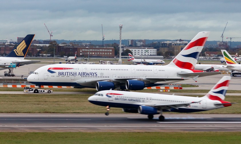 Zwei Airbus-Maschine von British Airways in Heathrow: Die Regierung hat sich für den Entwurf mit einer 3500 Meter langen Piste entschieden.  