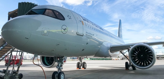 A320 Neo mit schwarz umrandetem Cockpitfenster: Fortan tragen auch alle neuen A320 von Lufthansa Zorromasken.