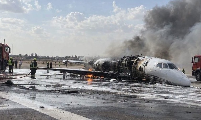 Dei völlig ausgebrannte Cessna Citation in Misrata: Betrunkene Piloten?