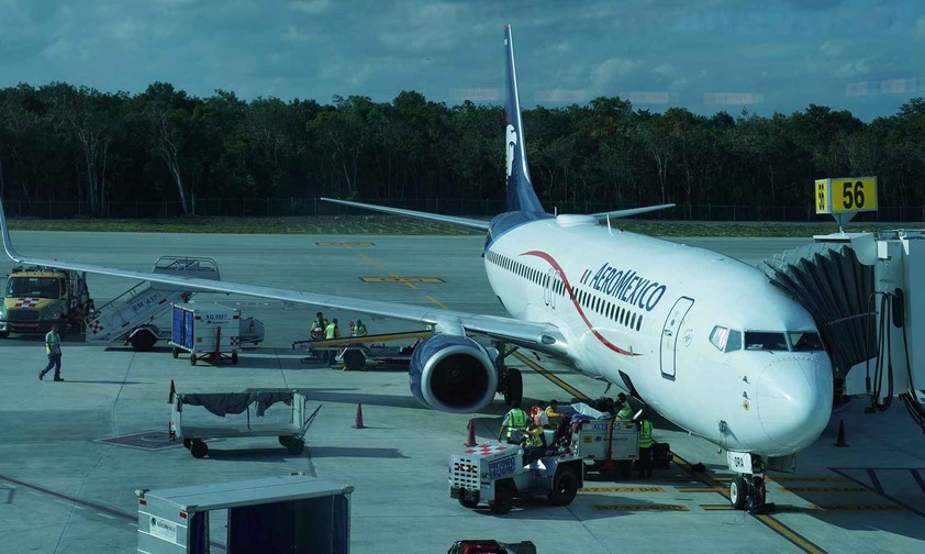 Boeing 737 von Aeromexiko: Nach vier Stunden eingesperrt sein nahm sein Passagier hier das Schicksal in die Hand.
