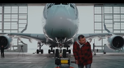 Airbus A380 von Lufthansa: Der Superjumbo wurde von einem Akkuschrauber gezogen.