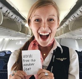 Die 22-jährige Flugbegleiterin Taylor Tippett muntert mit den versteckten Botschaften im Flugzeugfach ihre Passagiere und sich selbst auf.