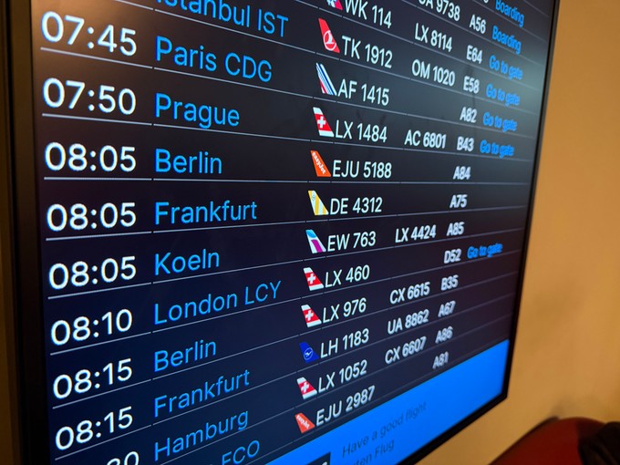 Abflugtafel am Flughafen zZürich: Neben Lufthansa Group ist Easyjet inzwischen Die Nummer zwei.