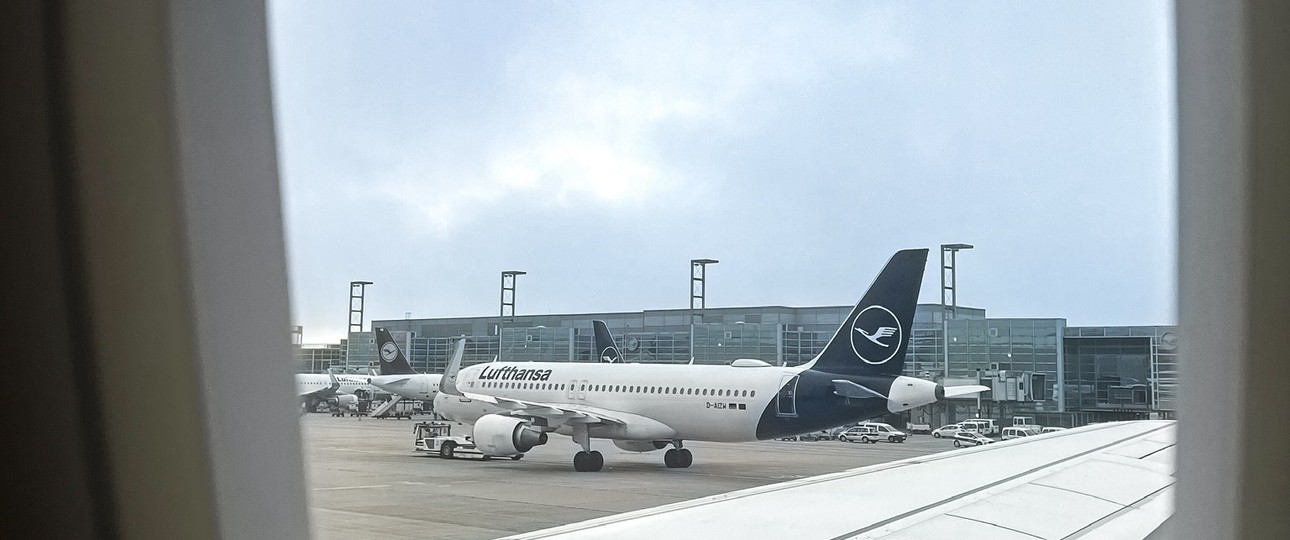 Lufthansa-Airbus A320 aus einem Flugzeug: Am 13. und 14. April fallen hunderte Flüge aus.