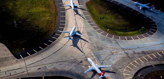 Viele Airlines, viel Auswahl: Die Umfrage zeigt, dass weltweit die eigenen Erfahrungen der Passagiere (70%) das wichtigste Kriterium bei der Entscheidung für eine Fluglinie sind. Es folgen Freunde und Bekannte (57%) und Reisevergleichsportale (40%) als zweit- und drittzuverlässigste Quelle.