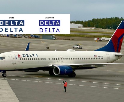 Flugzeug von Delta Air Lines: Wie ähnlich sind sich die beiden Schriften?