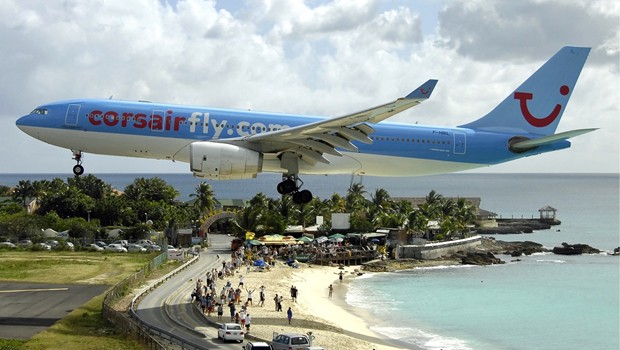 Platz 8: Auch der Princess Juliana International Airport auf St. Maarten ist eine besondere Herausforderung für Piloten: Sie müssen direkt über einen Strand und eine Straße fliegen, um hier landen zu können.