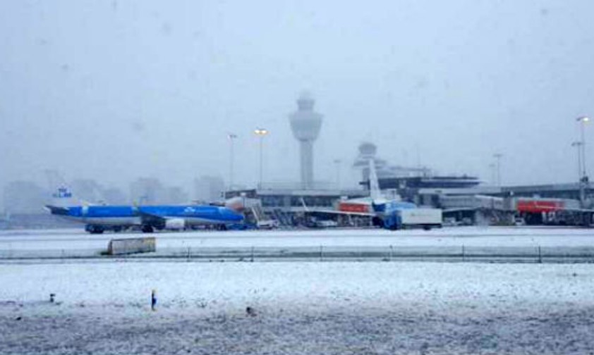 Flughafen Amsterdam Schiphol: Hunderte Flüge fielen aus.