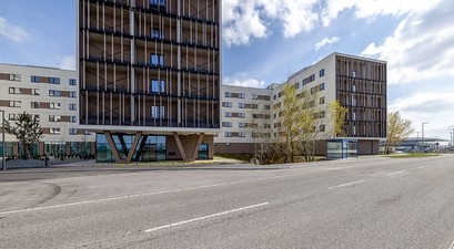 Leonardo Smart Hotel Vienna Airport: Viel Holz vor der Hütte.